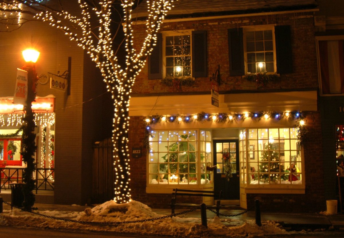 Towns With the Most Christmas Spirit - Vagabond Summer
